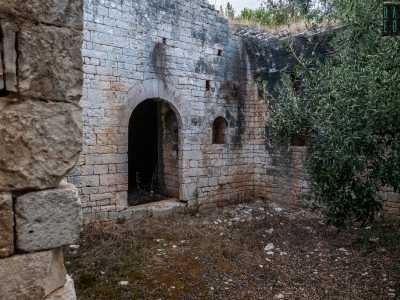 Un edificio per� � conservato meglio...